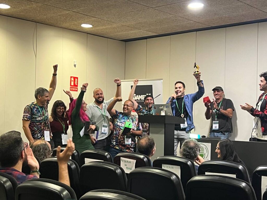 rejugando recibe premio al mejor podcast independiente